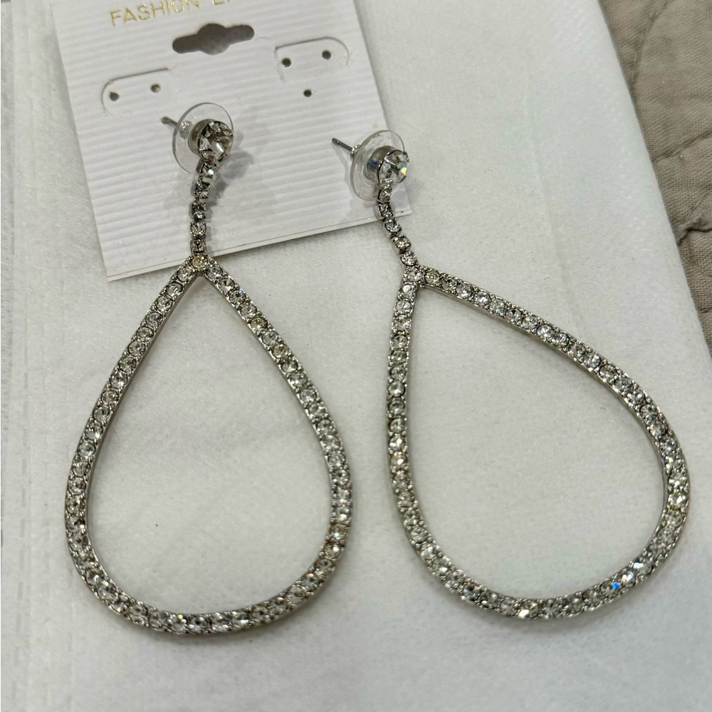 Accent brand new accent party dangling earrings